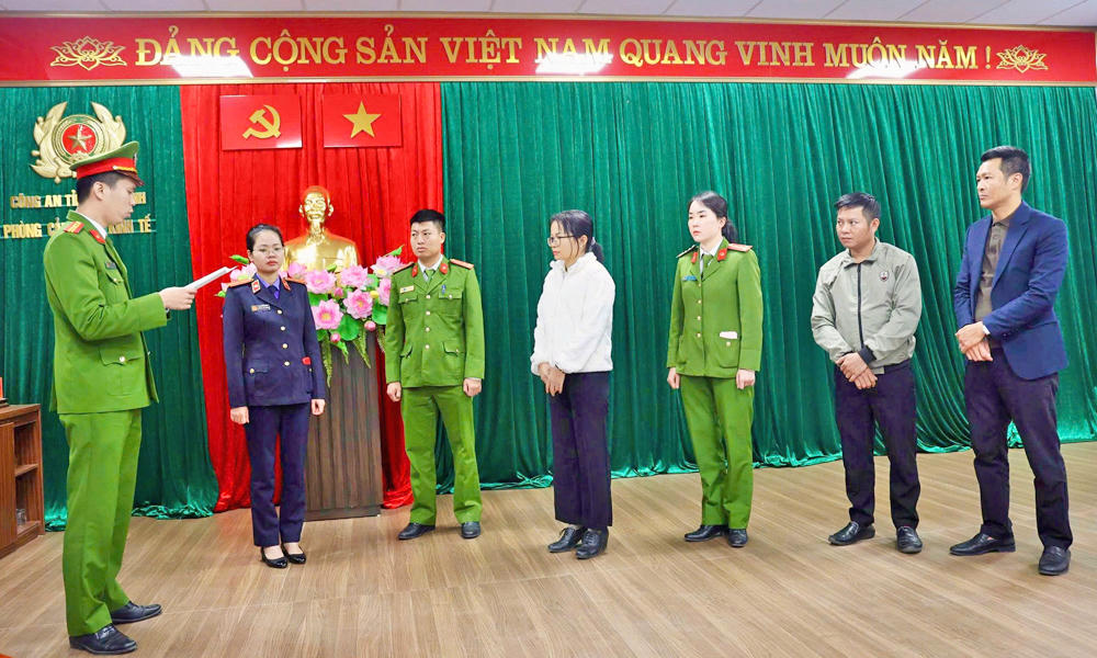 Cơ quan Cảnh s&aacute;t điều tra đọc Lệnh bắt bị can để tạm giam với Nguyễn Thị Phương (&aacute;o trắng ở giữa).