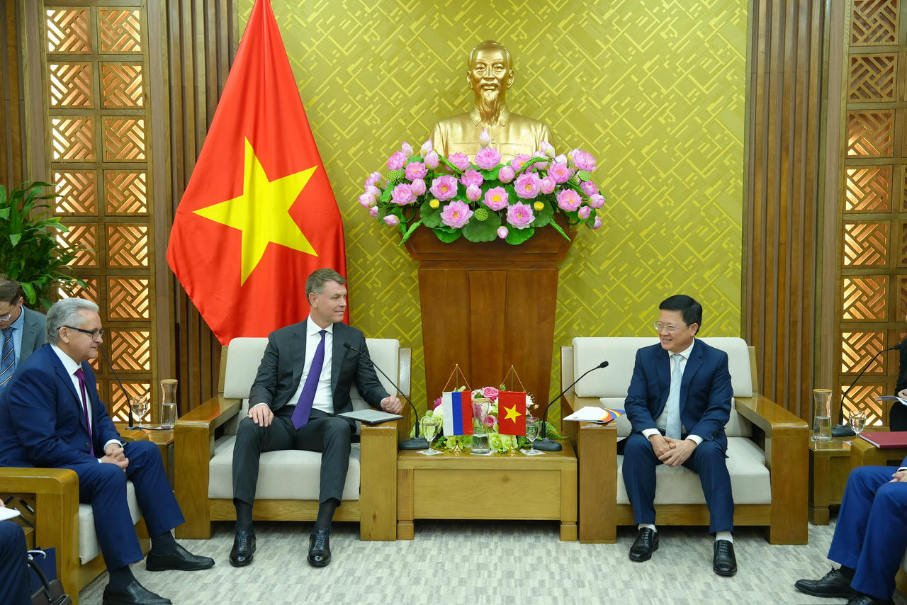 Thứ trưởng Mai Lương Kh&ocirc;i tiếp &ocirc;ng Dmitry Aristov, Gi&aacute;m đốc Cơ quan Thi h&agrave;nh &aacute;n Li&ecirc;n bang Nga