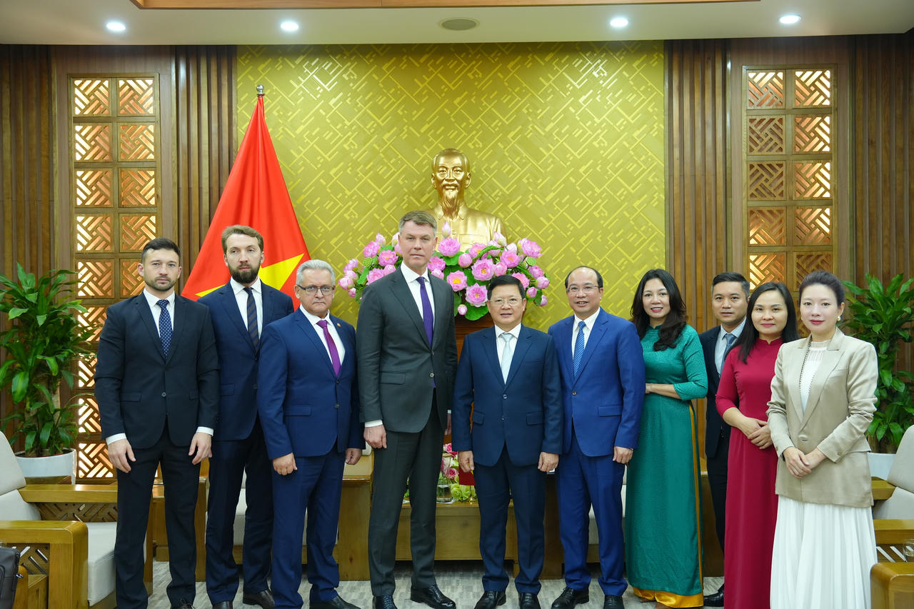 C&aacute;c đại biểu c&ugrave;ng chụp ảnh lưu niệm.