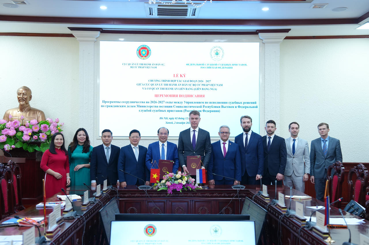 Cục trưởng Cục Quản l&yacute; THADS Nguyễn Thắng Lợi v&agrave; &ocirc;ng Dmitry Aristov, Gi&aacute;m đốc Cơ quan Thi h&agrave;nh &aacute;n Li&ecirc;n bang Nga k&yacute; kết Chương tr&igrave;nh hợp t&aacute;c giai đoạn 2026 &ndash; 2027.