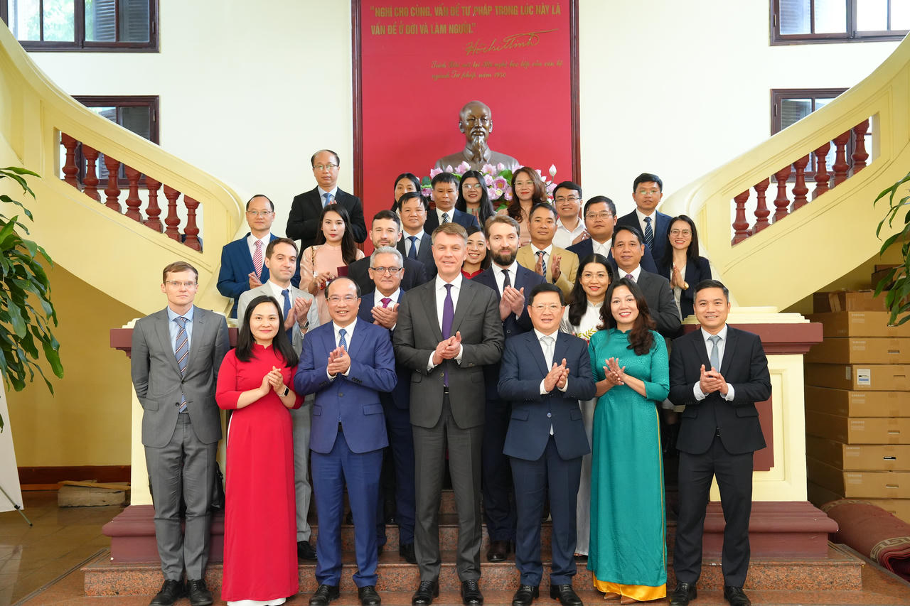 Thứ trưởng Mai Lương Kh&ocirc;i, &ocirc;ng Dmitry Aristov, Gi&aacute;m đốc Cơ quan Thi h&agrave;nh &aacute;n Li&ecirc;n bang Nga chụp ảnh lưu niệm c&ugrave;ng đại biểu hai B&ecirc;n.