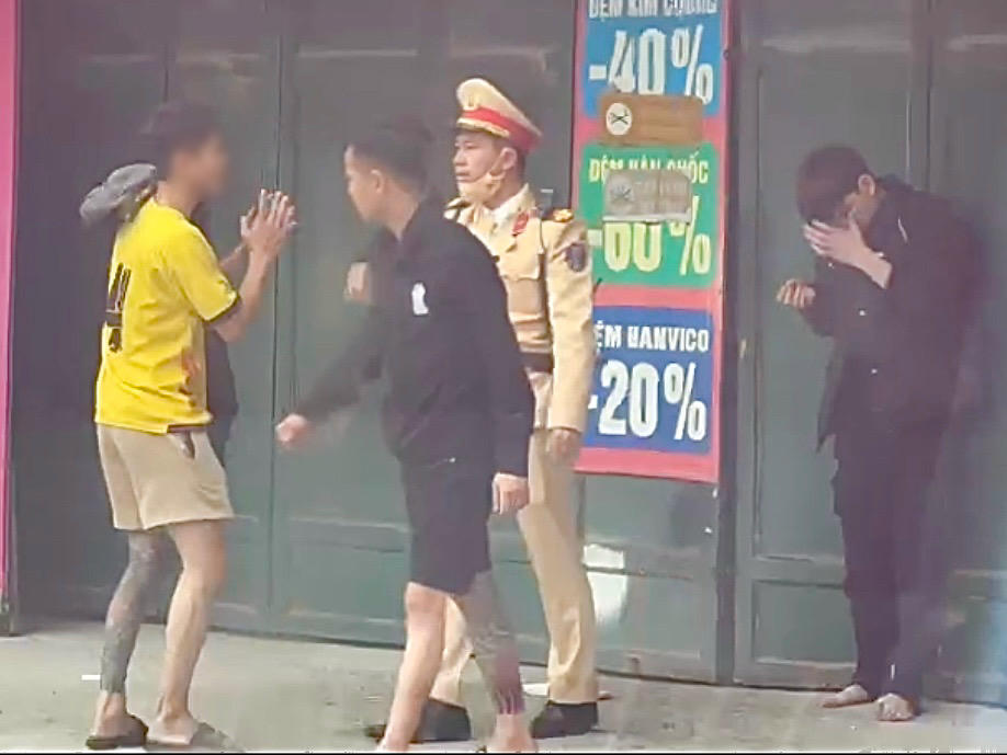 H&igrave;nh ảnh CSGT kịp thời can ngăn c&aacute;c đối tượng được người d&acirc;n đăng tải tr&ecirc;n MXH.