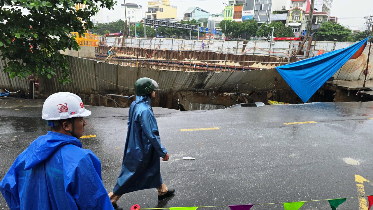 Vị tr&iacute; sạt lở nằm ngay b&ecirc;n c&ocirc;ng trường, hiện đang thi c&ocirc;ng hạng mục m&uacute;c m&oacute;ng.