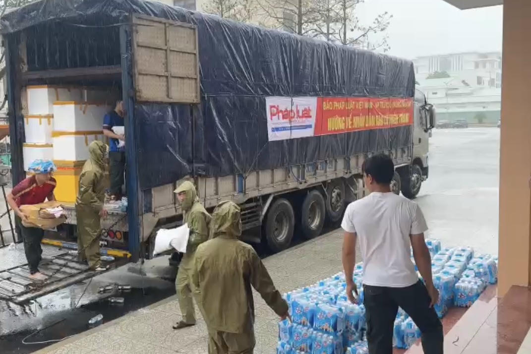 Số h&agrave;ng ho&aacute; B&aacute;o Ph&aacute;p luật Việt Nam chuyển tới người d&acirc;n bị ảnh hưởng bởi b&atilde;o lũ ở Gia Lai.