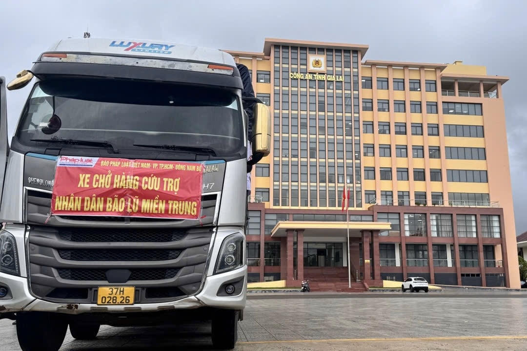 Xe choẻ h&agrave;ng ho&aacute; cứu trợ đến điểm tiếp nhận của C&ocirc;ng an Gia Lai.