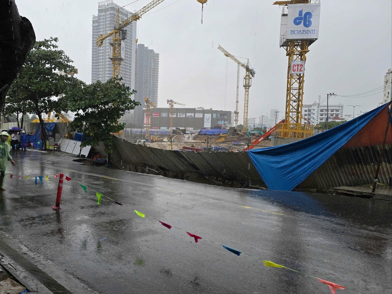 Theo Sở X&acirc;y dựng Đ&agrave; Nẵng, nguy&ecirc;n nh&acirc;n xuất hiện 'hố tử thần' xuất ph&aacute;t từ khu vực thi c&ocirc;ng phần ngầm Dự &aacute;n Capital Square 3, khi mưa lớn k&eacute;o theo c&aacute;t chảy v&agrave;o hố m&oacute;ng g&acirc;y hổng nền, g&atilde;y cống v&agrave; tạo hố s&acirc;u.