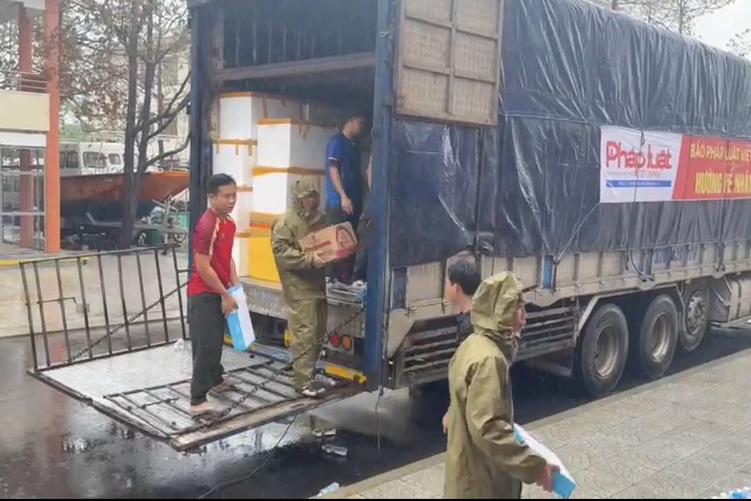 Số h&agrave;ng ho&aacute; B&aacute;o Ph&aacute;p luật Việt Nam chuyển tới người d&acirc;n bị ảnh hưởng bởi b&atilde;o lũ ở Gia Lai.