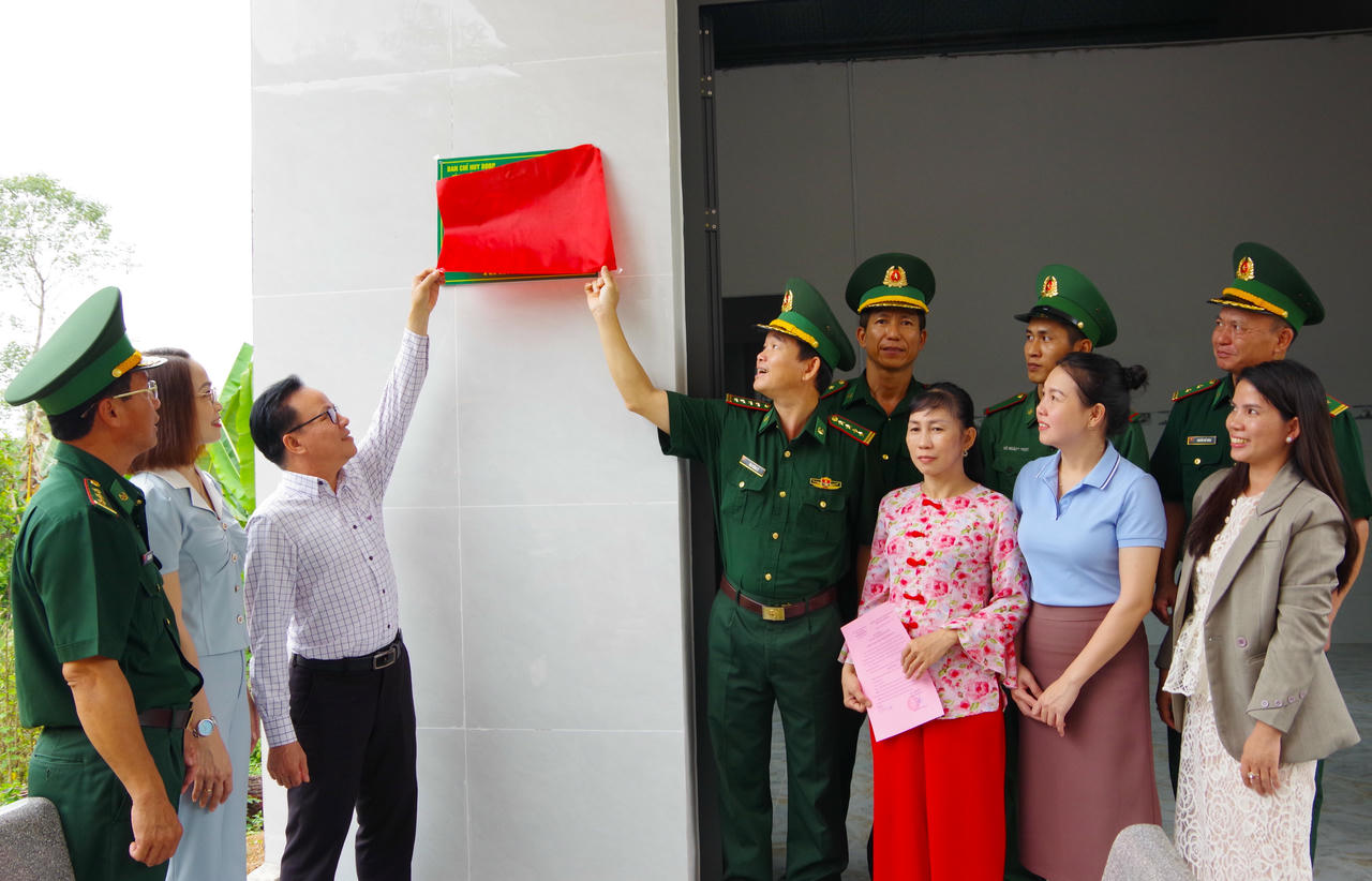 Gia đ&igrave;nh Hạ sĩ V&otilde; Ho&agrave;ng Ngọc kh&ocirc;ng giấu được niềm vui trước căn nh&agrave; mới vừa được trao tặng (ảnh: Hữu Thịnh)