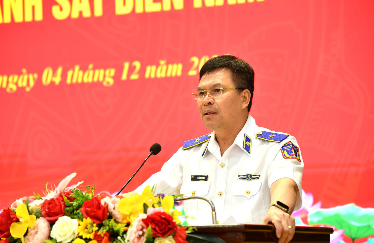 Thiếu tướng L&ecirc; Đ&igrave;nh Cường - Ph&oacute; B&iacute; thư Đảng ủy, Tư lệnh Cảnh s&aacute;t biển Việt Nam ph&aacute;t biểu chỉ đạo tại hội nghị.