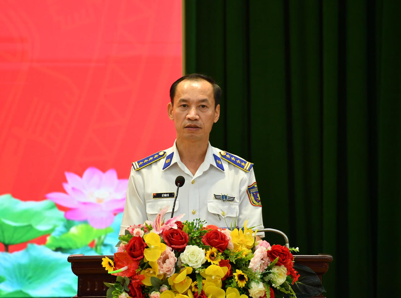 Đại t&aacute; L&ecirc; Văn T&uacute; - B&iacute; thư Đảng ủy, Ch&iacute;nh ủy V&ugrave;ng Cảnh s&aacute;t biển 3 ph&aacute;t biểu tại hội nghị.