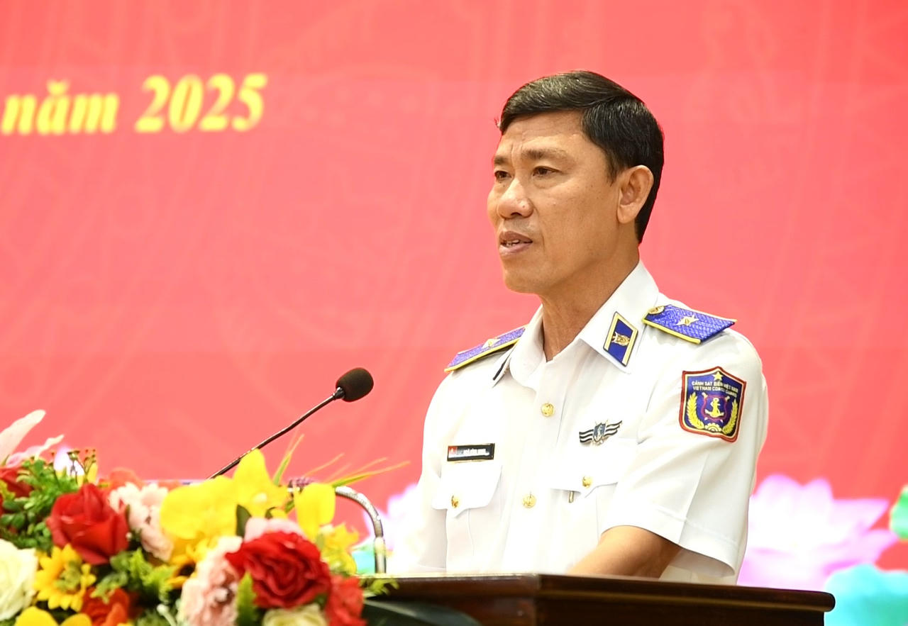 Thiếu tướng Ng&ocirc; B&igrave;nh Minh - Đảng ủy vi&ecirc;n Đảng ủy Cảnh s&aacute;t biển Việt Nam, Ph&oacute; B&iacute; thư Đảng ủy, Tư lệnh V&ugrave;ng Cảnh s&aacute;t biển 3 ph&aacute;t biểu tại hội nghị.