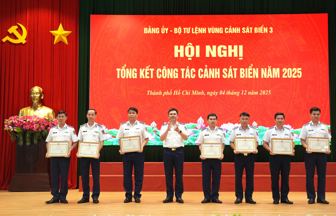 Tặng bằng khen cho c&aacute;c c&aacute; nh&acirc;n.