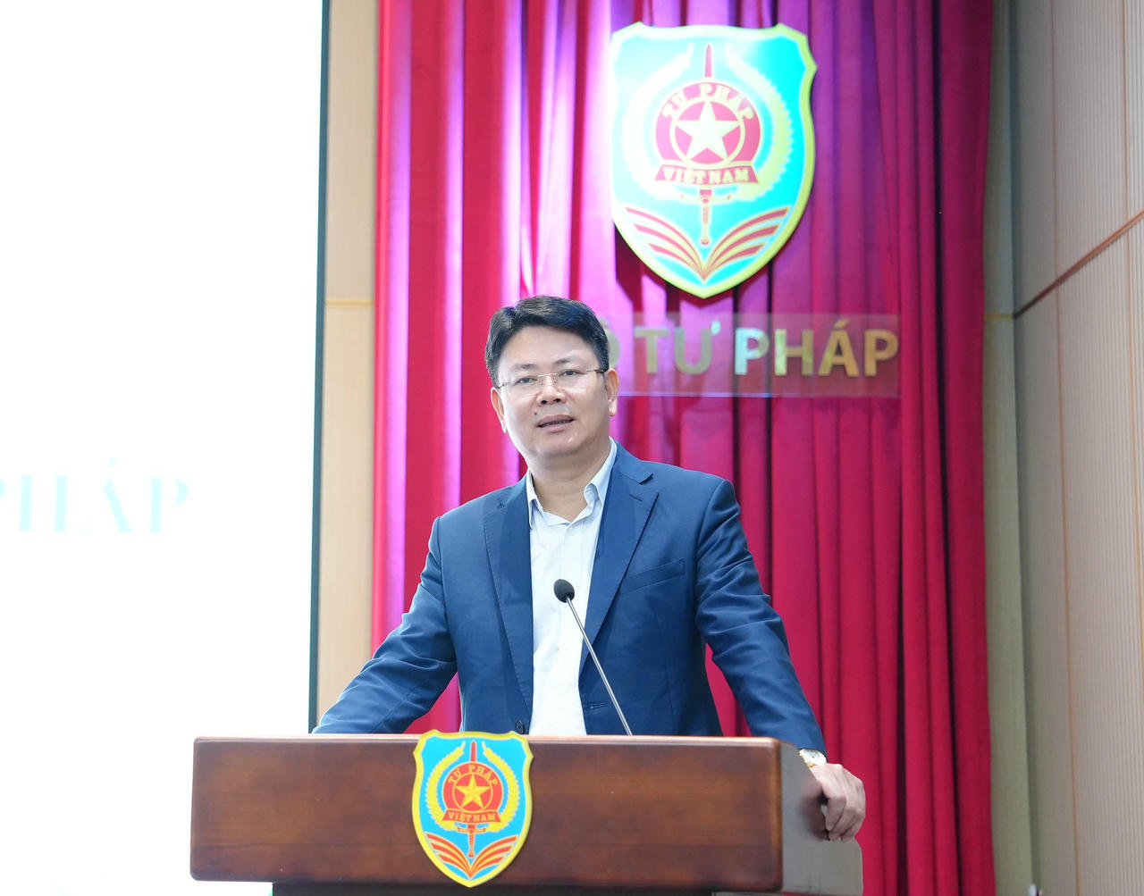 Thứ trưởng Bộ Tư ph&aacute;p Nguyễn Thanh Tịnh, Chủ tịch Hội đồng tuyển dụng ph&aacute;t biểu khai mạc.