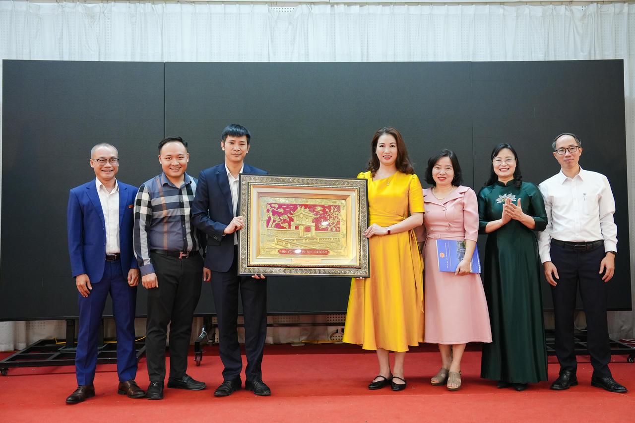 Chi bộ Khối Nội dung, B&aacute;o Ph&aacute;p luật Việt Nam&amp;amp;nbsp;tặng qu&agrave; lưu niệm UBND x&atilde; Đ&ocirc;ng Anh, H&agrave; Nội.