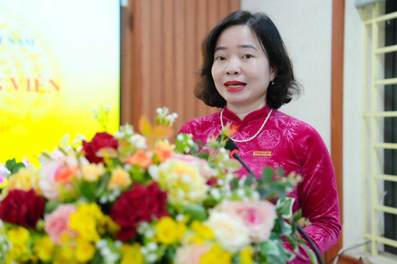 Ph&oacute; B&iacute; thư Chi bộ Khối Nội dung Nguyễn Quỳnh Lưu c&ocirc;ng bố quyết định kết nạp đảng vi&ecirc;n đối với 05 quần ch&uacute;ng ưu t&uacute;.