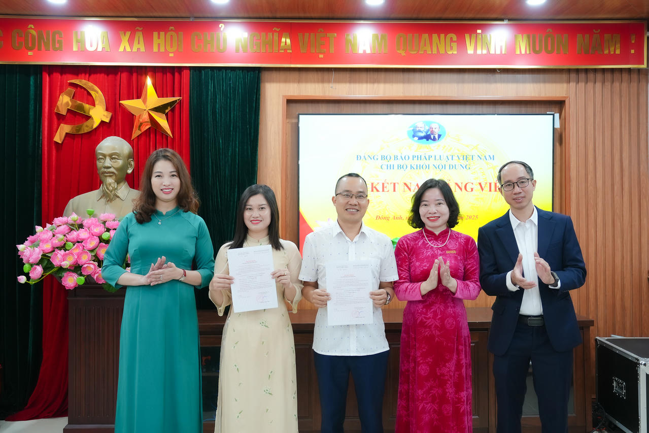 Trao Quyết định c&ocirc;ng nhận Đảng vi&ecirc;n ch&iacute;nh thức