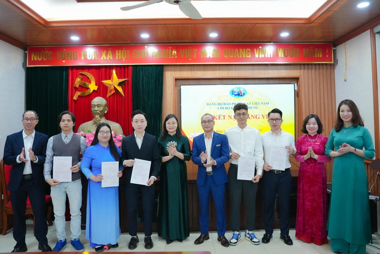Đồng ch&iacute; Trần Ngọc H&agrave;, đồng ch&iacute; Vũ Hồng Thu&yacute;, Chi uỷ Chi bộ Khối Nội dung chụp ảnh lưu niệm c&ugrave;ng 05 đảng vi&ecirc;n mới.