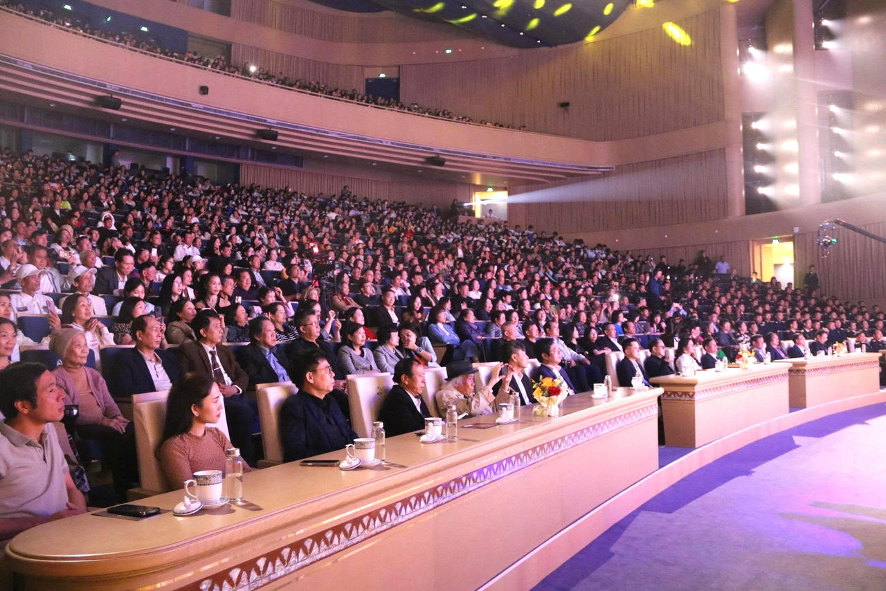 Đ&ocirc;ng đảo kh&aacute;n giả đến thưởng thức đ&ecirc;m nhạc.