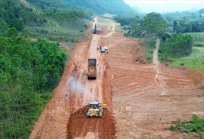 C&aacute;c đơn vị thi c&ocirc;ng huy động tối đa m&aacute;y m&oacute;c, thiết bị để tăng tốc thi c&ocirc;ng cao tốc H&ograve;a B&igrave;nh &ndash; Sơn La, g&oacute;p phần đẩy mạnh giải ng&acirc;n vốn đầu tư c&ocirc;ng theo kế hoạch. Ảnh: Tạ To&agrave;n/TTXVN