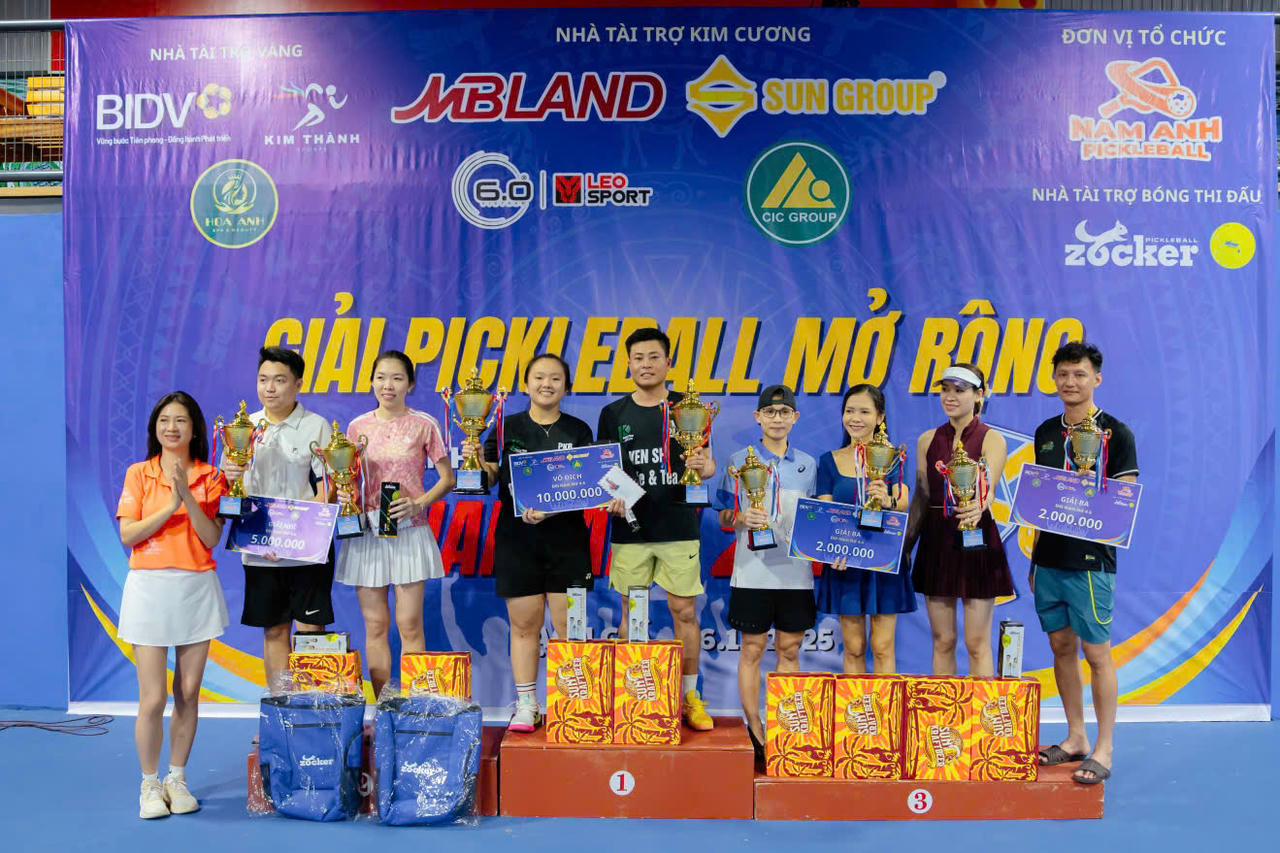 Ban tổ chức trao giải cho c&aacute;c đội thắng (Ảnh: Kh&aacute;nh Thuỳ).&amp;amp;nbsp;