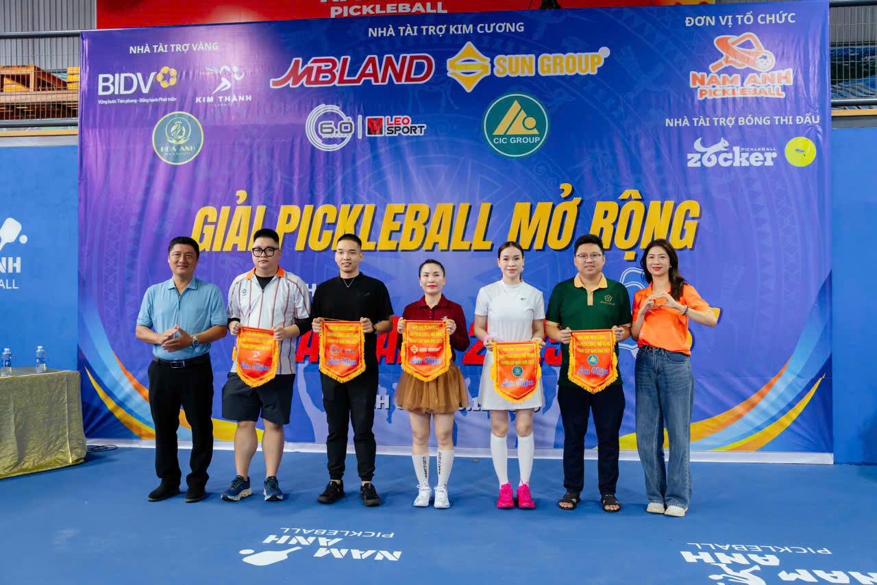 Ban tổ chức giải tặng cờ lưu niệm cho c&aacute;c nh&agrave; t&agrave;i trợ.