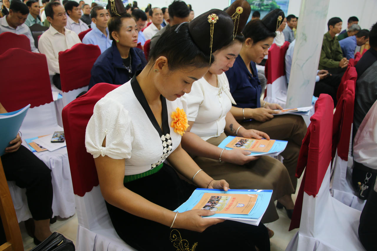 Người d&acirc;n tham gia t&igrave;m hiểu ph&aacute;p luật về TGPL.