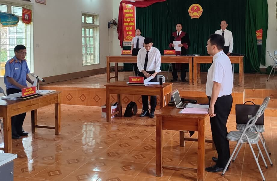 C&aacute;n bộ Trung t&acirc;m TGPL Nh&agrave; nước tỉnh Sơn La tham gia TGPL tại t&ograve;a.