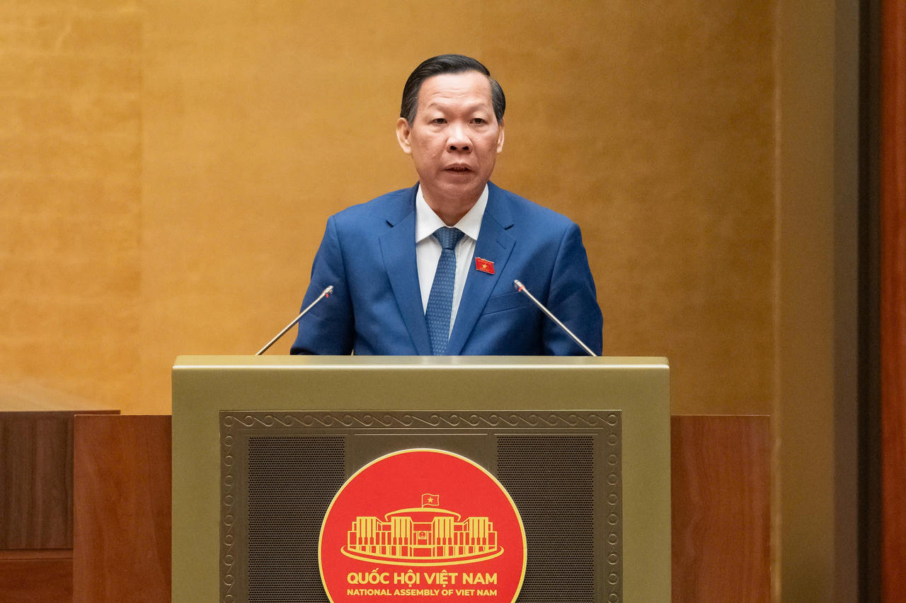 Chủ nhiệm Ủy ban Kinh tế v&agrave; T&agrave;i ch&iacute;nh của Quốc hội Phan Văn M&atilde;i tr&igrave;nh b&agrave;y B&aacute;o c&aacute;o thẩm tra dự &aacute;n Luật.