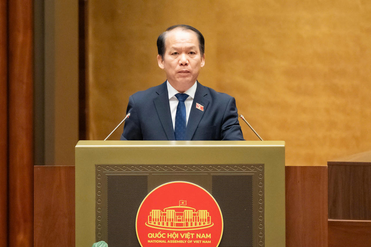 Chủ nhiệm Ủy ban Ph&aacute;p luật v&agrave; Tư ph&aacute;p của Quốc hội Ho&agrave;ng Thanh T&ugrave;ng tr&igrave;nh b&agrave;y b&aacute;o c&aacute;o thẩm tra.