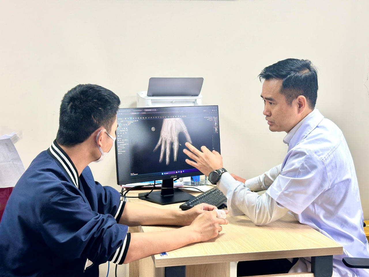 TS.BS Vũ Trung Trực - Ph&oacute; Trưởng khoa Phẫu thuật H&agrave;m mặt, Tạo h&igrave;nh v&agrave; Thẩm mỹ thăm kh&aacute;m sau phẫu thuật cho người bệnh