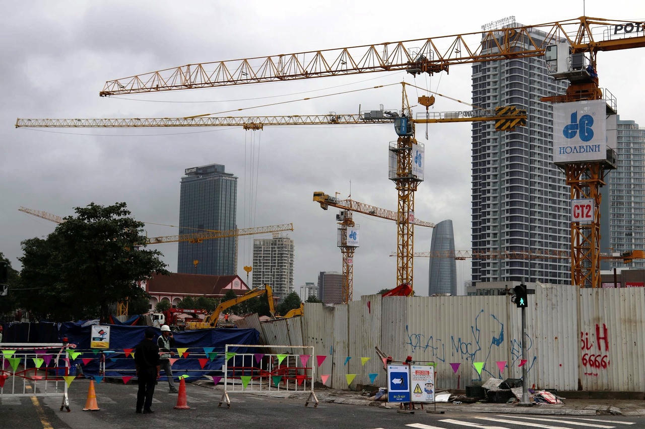 Đường Nguyễn C&ocirc;ng Trứ được r&agrave;o chắn phần để xử l&yacute;&amp;amp;nbsp;&ldquo;hố tử thần&rdquo;.