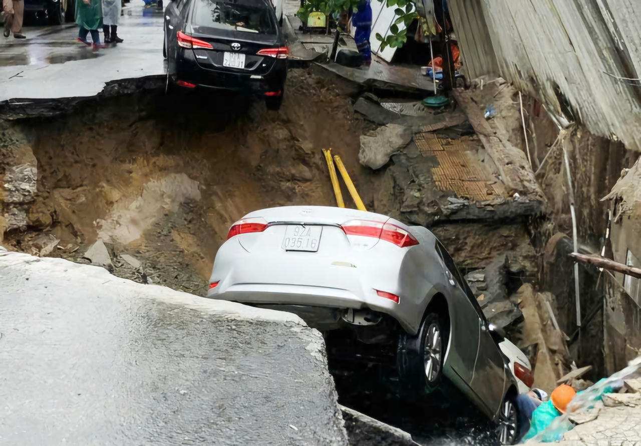 &ldquo;Hố tử thần&rdquo; xuất hiện nuốt chửng hai &ocirc; t&ocirc; cạnh dự &aacute;n Capital Square 3 do C&ocirc;ng ty cổ phần Tập đo&agrave;n X&acirc;y dựng H&ograve;a B&igrave;nh thi c&ocirc;ng.