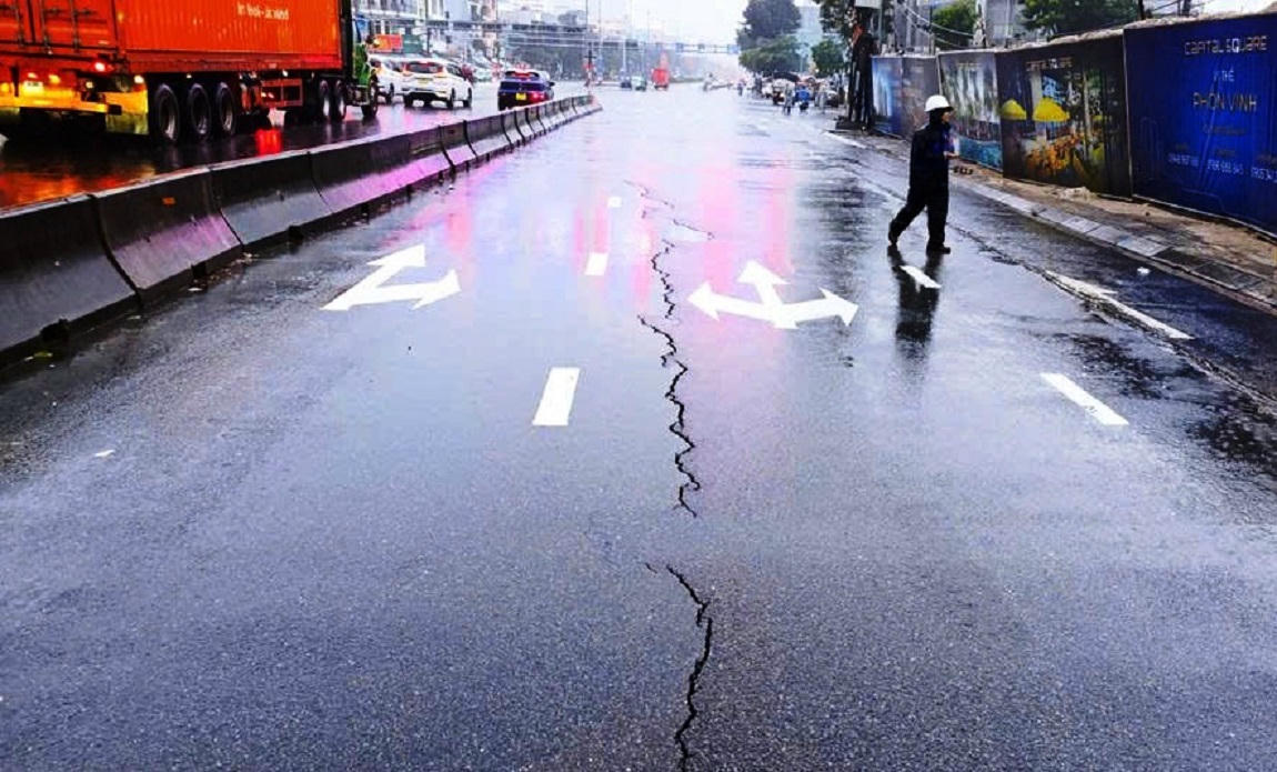 'Hố tử thần' Đường Ng&ocirc; Quyền cạnh dự &aacute;n Capital Square 3 cũng xuất hiện c&aacute;c vết nứt lớn.