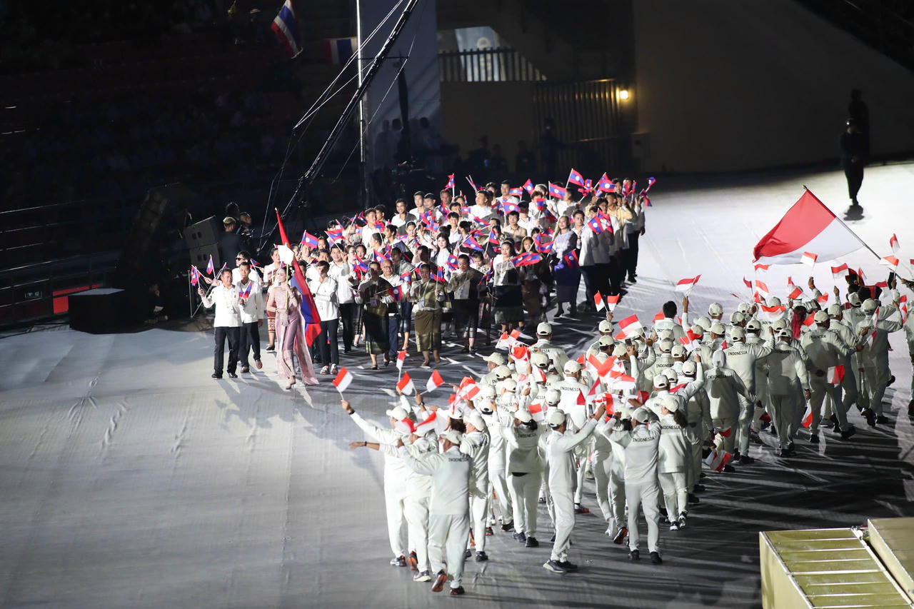 C&aacute;c đo&agrave;n thể thao tham dự SEA Games 33 lần lượt diễu h&agrave;nh qua lễ đ&agrave;i trong tiếng reo vang của kh&aacute;n giả.