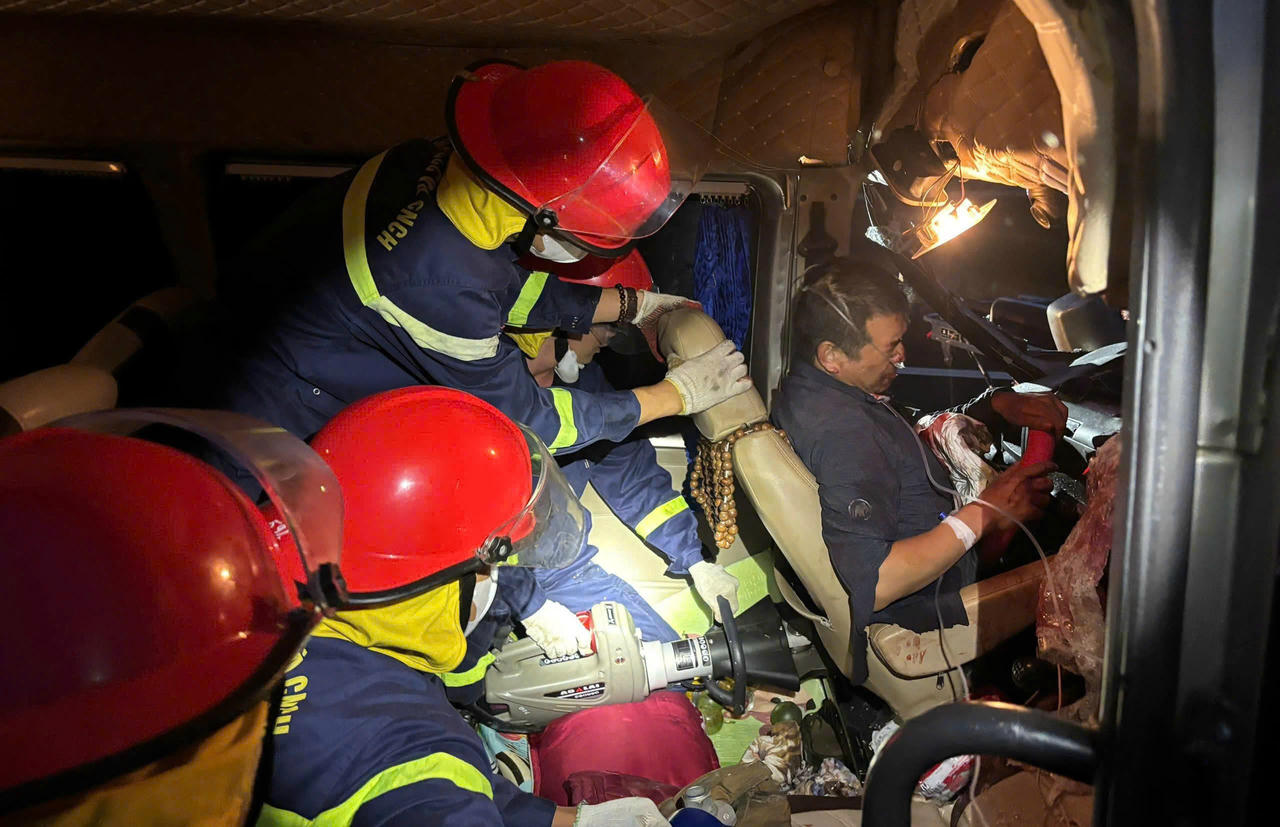 Lực lượng chức năng giải cứu t&agrave;i xế mắc kẹt sau vụ tai nạn.