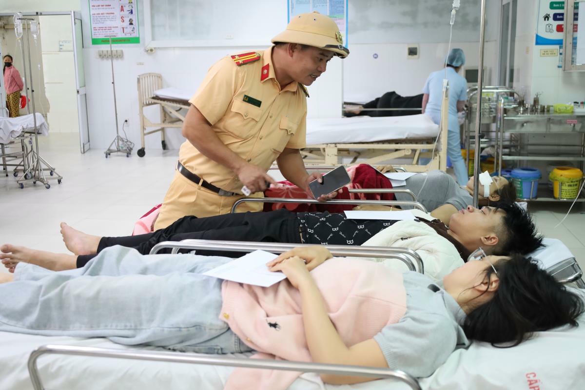 Lực lượng cảnh s&aacute;t giao th&ocirc;ng thăm hỏi v&agrave; thu thập th&ocirc;ng tin vụ tai nạn.&amp;amp;nbsp;