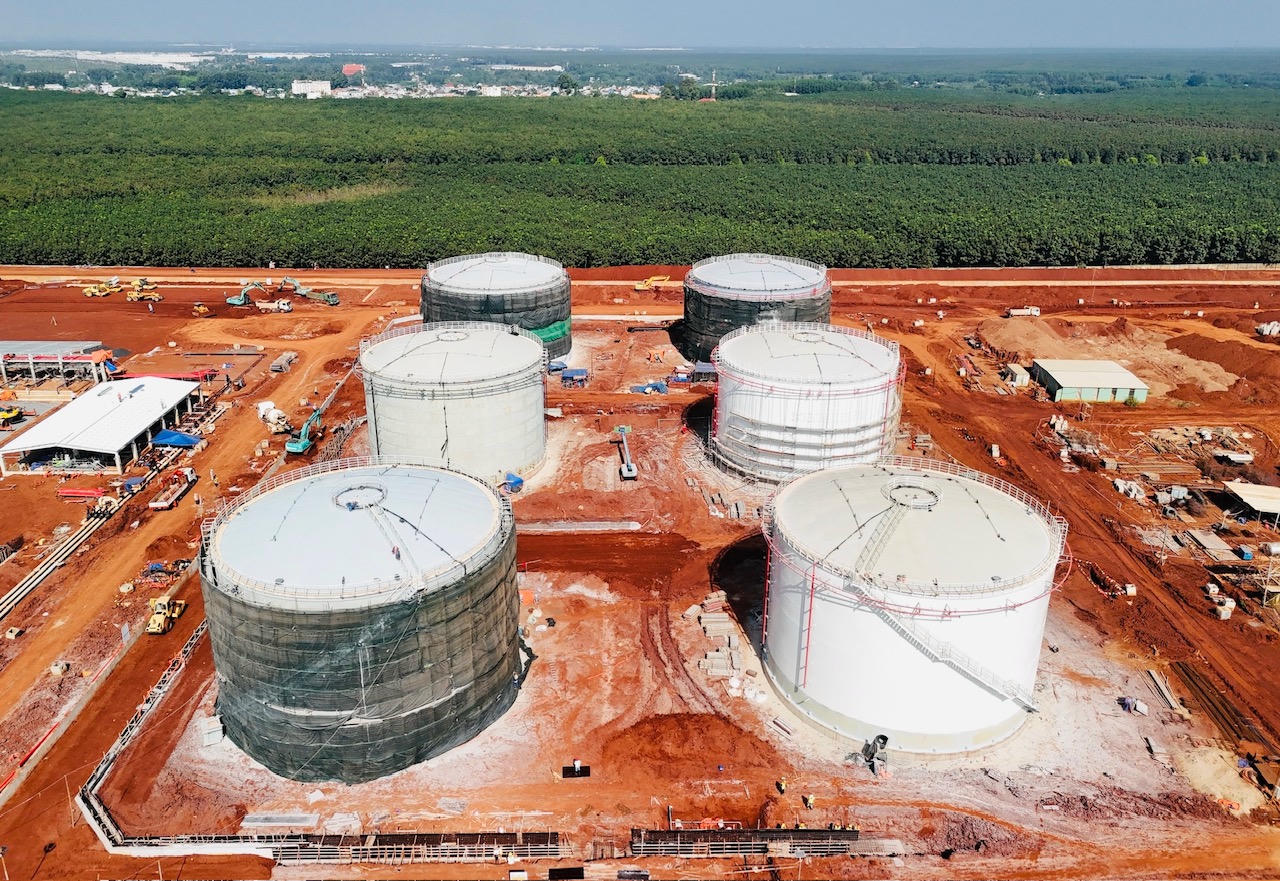 Hệ thống bồn chứa nhi&ecirc;n liệu tại khu kỹ thuật.  (Ảnh trong b&agrave;i: D.Khương)