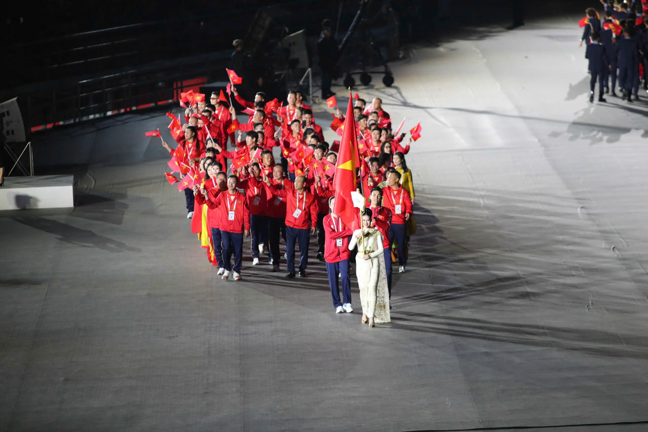 Đại diện Đo&agrave;n thể thao Việt Nam tham gia diễu h&agrave;nh tại Lễ khai mạc SEA Games 33.