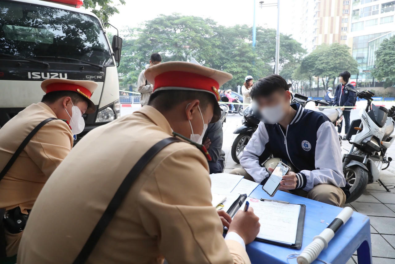 Chỉ trong 2 giờ, tổ c&ocirc;ng t&aacute;c đ&atilde; lập bi&ecirc;n bản hơn 20 trường hợp vi phạm.&amp;amp;nbsp;(Ảnh: C&ocirc;ng an H&agrave; Nội)