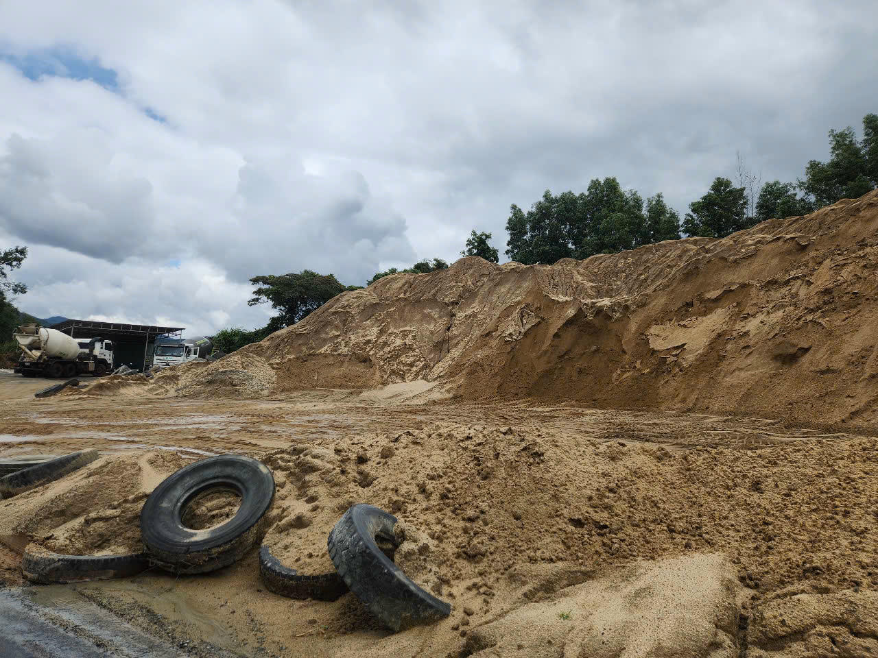 Khối lượng c&aacute;t quy m&ocirc; lớn do c&aacute;c bị can khai th&aacute;c tr&aacute;i ph&eacute;p.