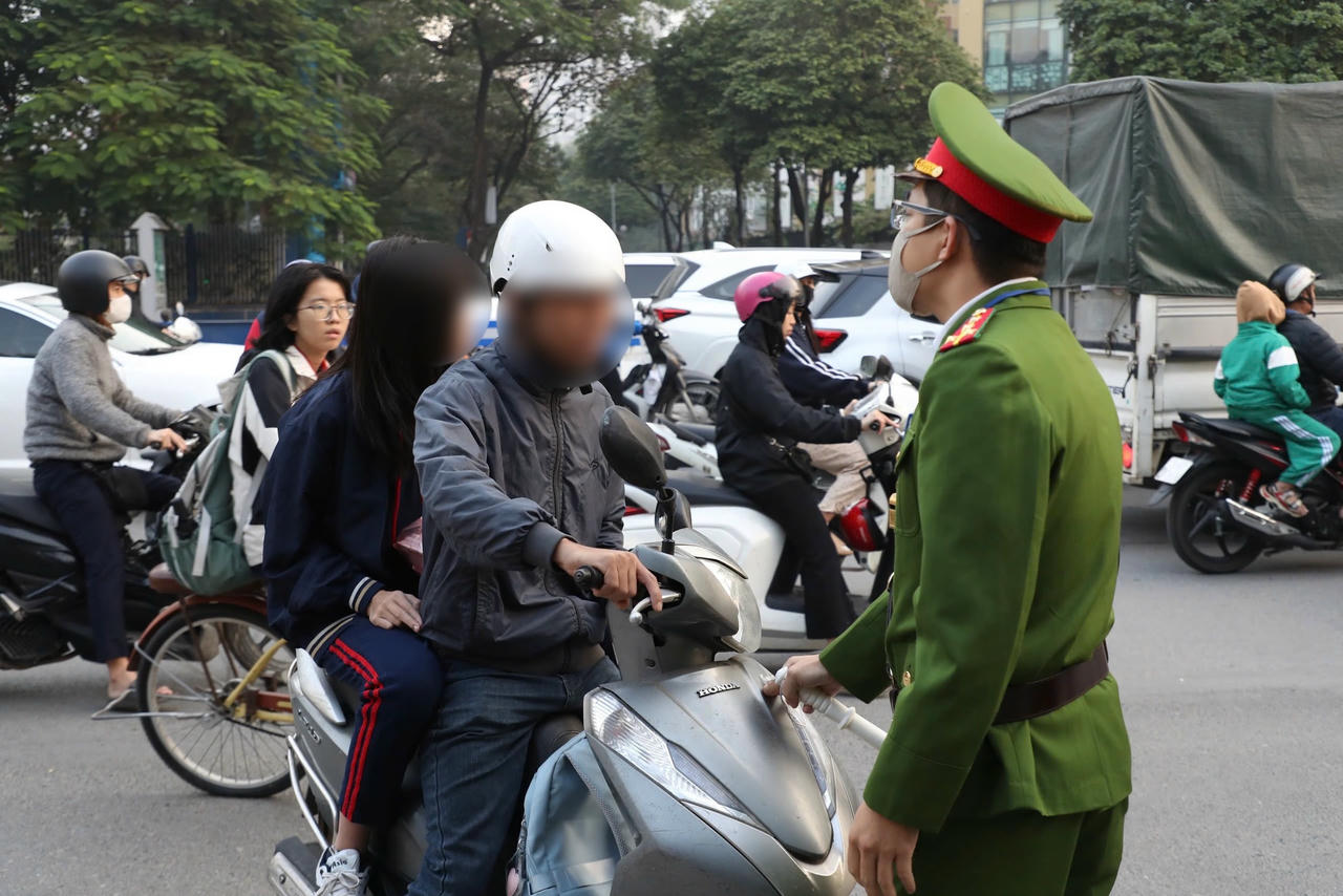 Nhiều phụ huynh chở con đi học vi phạm TTATGT cũng được kiểm tra, xử l&yacute;.&amp;amp;nbsp;(Ảnh: C&ocirc;ng an H&agrave; Nội)