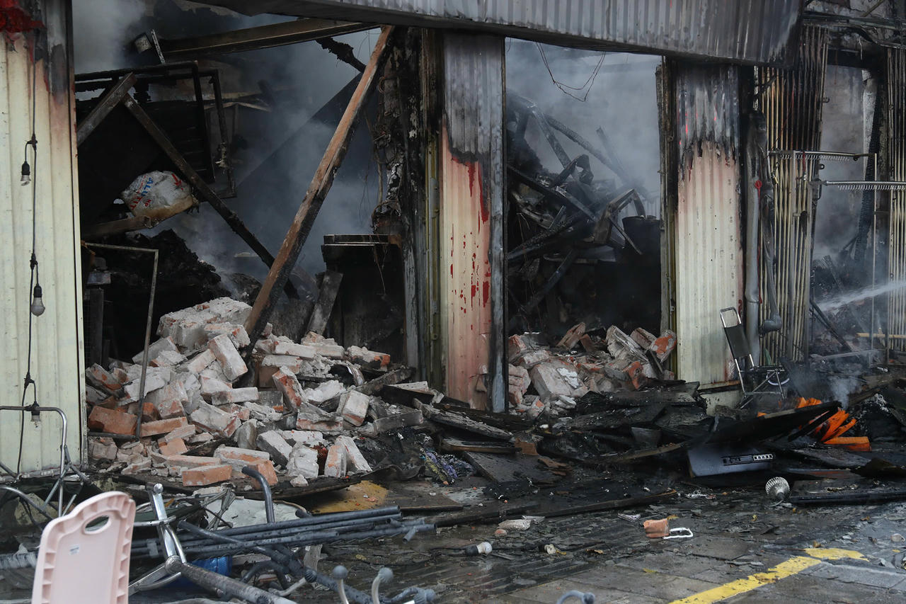 Ng&ocirc;i nh&agrave; cấp 4 bị đổ sập sau vụ ch&aacute;y.&amp;amp;nbsp;(Ảnh: Vietnamnet).