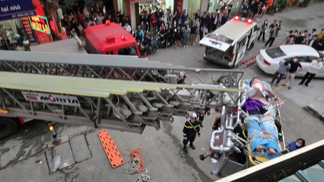 Lực lượng Cảnh s&aacute;t PCCC&amp;amp;amp;CNCH đưa nạn nh&acirc;n từ tr&ecirc;n cao xuống vị tr&iacute; an to&agrave;n bằng xe thang b&agrave;n giao cho lực lượng y tế. (Ảnh: CACC).