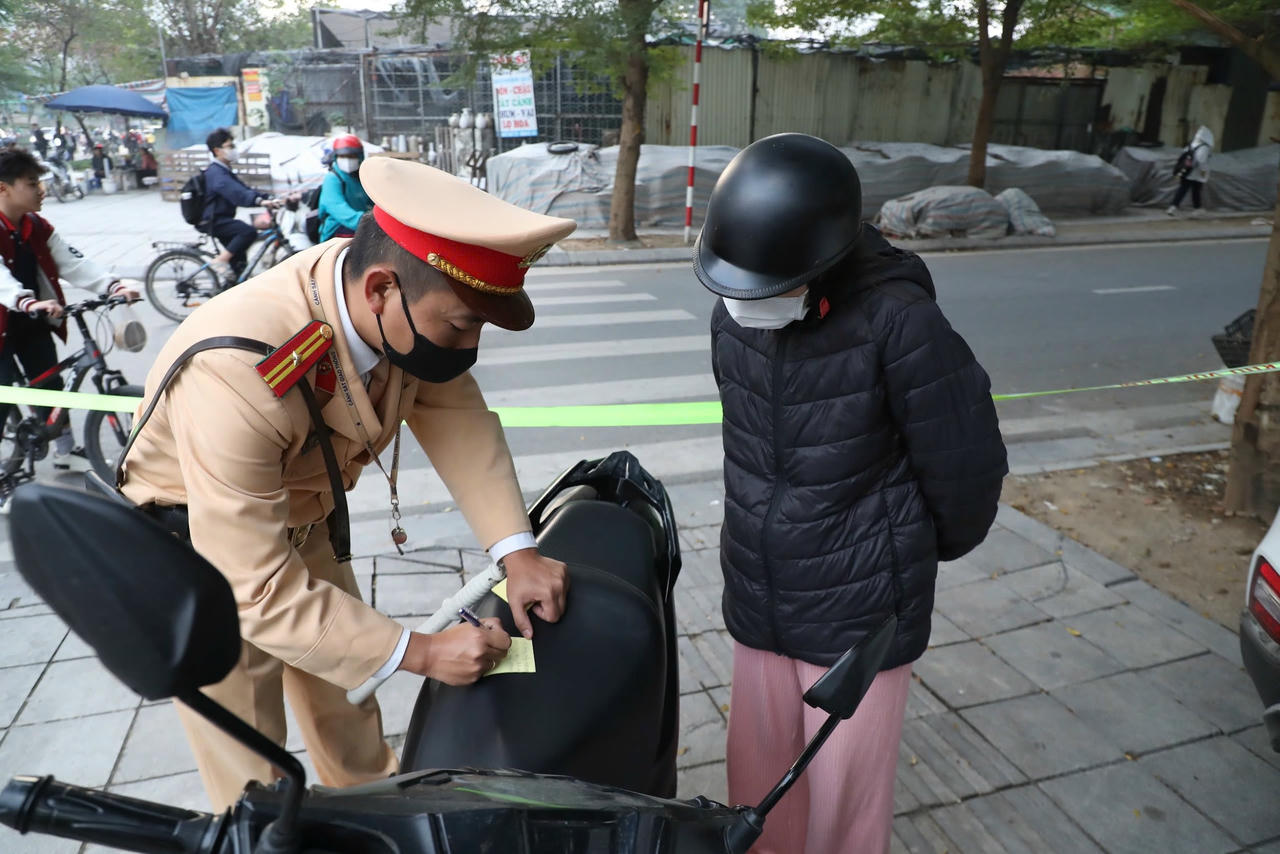 Hoạt động kiểm tra, xử l&yacute; sẽ được tiến h&agrave;nh thường xuy&ecirc;n nhằm bảo đảm an to&agrave;n giao th&ocirc;ng.&amp;amp;nbsp;(Ảnh: C&ocirc;ng an H&agrave; Nội)