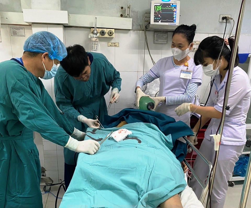 C&aacute;c y b&aacute;c sĩ Bệnh viện đa khoa Quảng Nam đang cấp cứu cho một h&agrave;nh kh&aacute;ch bị thương nặng trong vụ tai nạn.