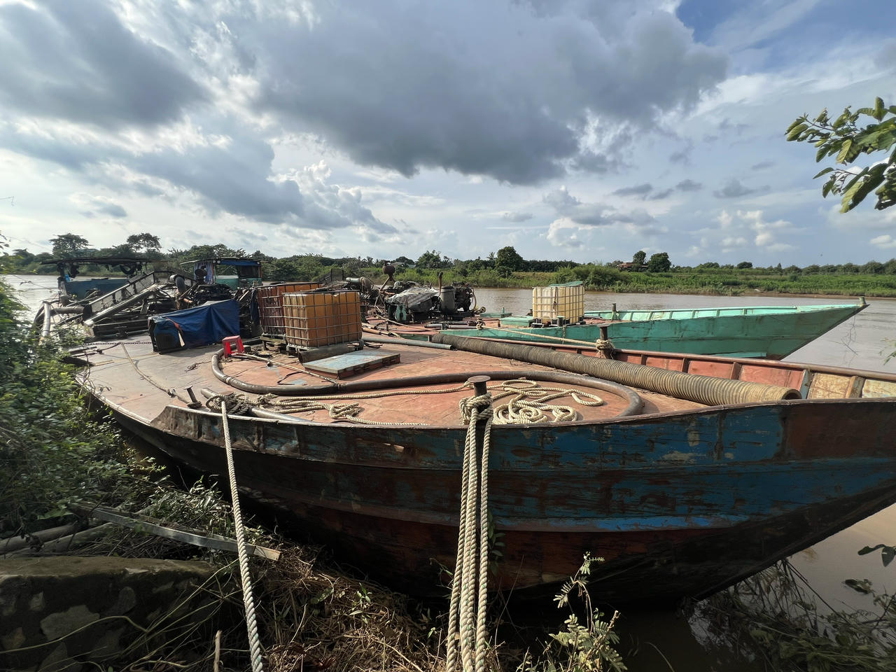 T&agrave;u h&uacute;t c&aacute;t v&agrave; phương tiện li&ecirc;n quan c&aacute;c bị can sử dụng để khai th&aacute;c c&aacute;t tr&aacute;i ph&eacute;p.