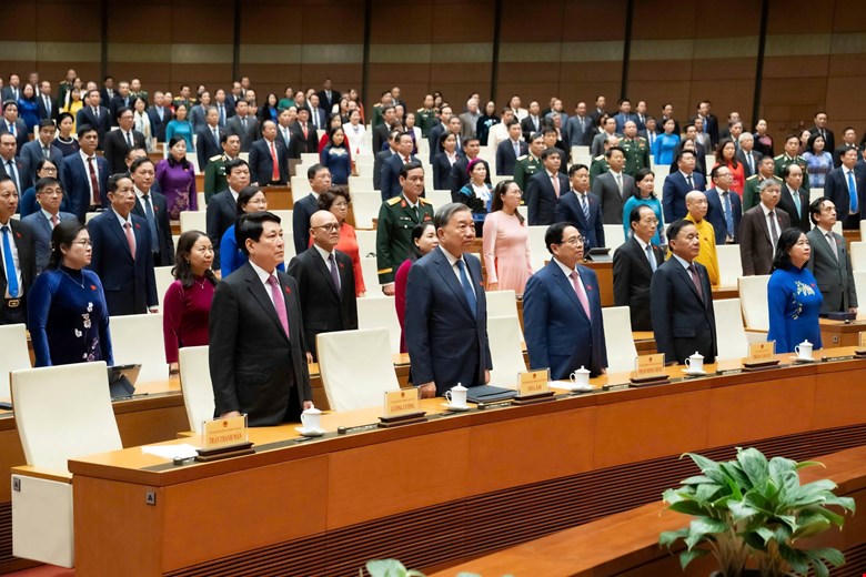 L&atilde;nh đạo Đảng Nh&agrave; nước v&agrave; đại biểu Quốc hội thực hiện nghi thức ch&agrave;o cờ tại phi&ecirc;n bế mạc Kỳ họp.