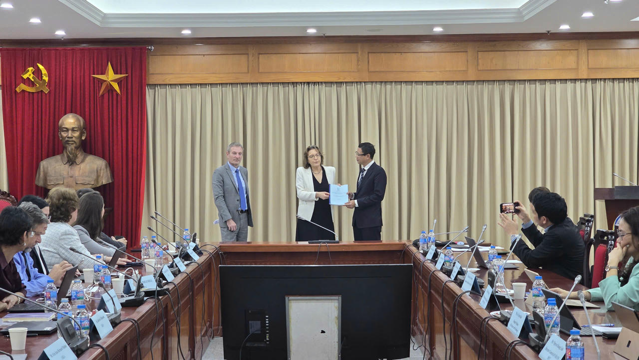 B&agrave; Aline Des Cloizeaux, Trưởng ph&ograve;ng Năng lượng hạt nh&acirc;n thuộc   Ban Năng lượng hạt nh&acirc;n của IAEA trao bản dự thảo b&aacute;o c&aacute;o INIR sơ bộ tới   Thứ trưởng Bộ KH&amp;amp;amp;CN L&ecirc; Xu&acirc;n Định