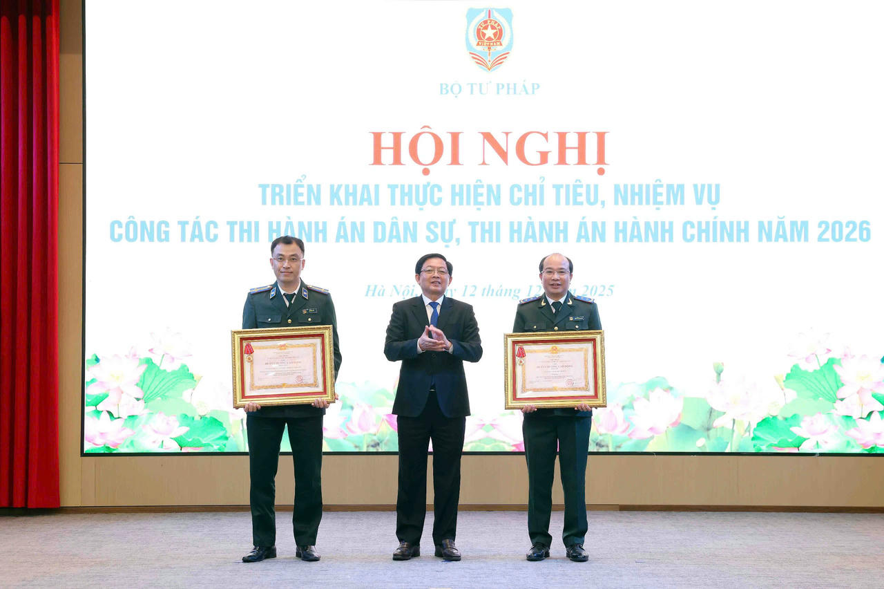 Ph&oacute; Thủ tướng Hồ Quốc Dũng trao Hu&acirc;n chương Lao động tặng 2 tập thể. (Ảnh: Triệu Oanh)