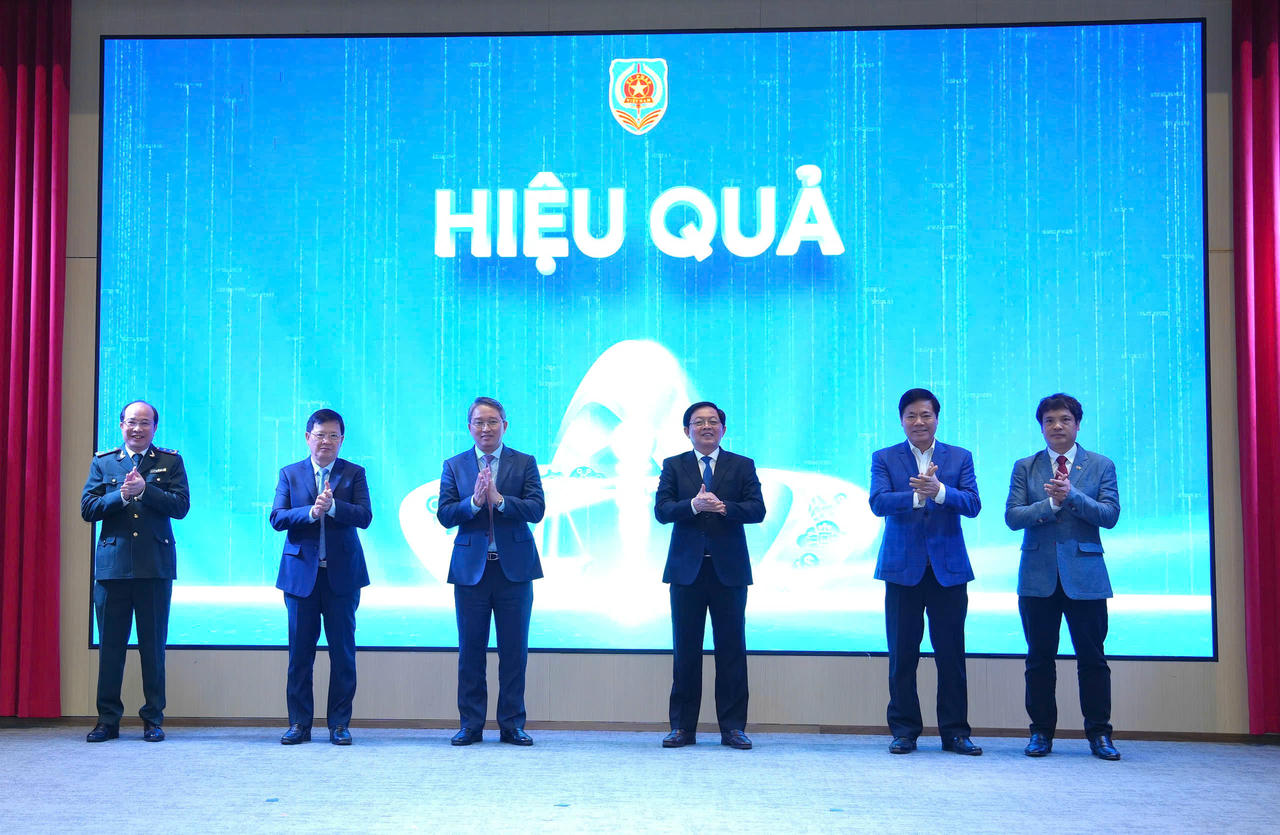 C&aacute;c đại biểu ch&uacute;c mừng&amp;amp;nbsp;Nền tảng số THADS v&agrave; Trung t&acirc;m Gi&aacute;m s&aacute;t, Điều h&agrave;nh th&ocirc;ng minh ra mắt th&agrave;nh c&ocirc;ng.